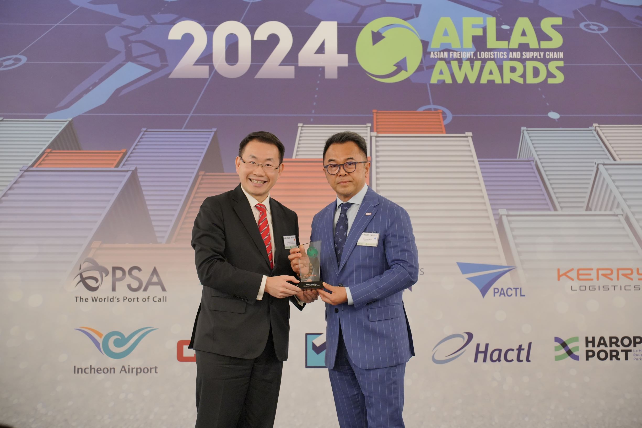 Wilson Kwong, Chief Executive Of Hactl (Left) Receives The “Best Air Cargo Terminal Operator – Asia” Award At The 2024 AFLAS Awards Ceremony