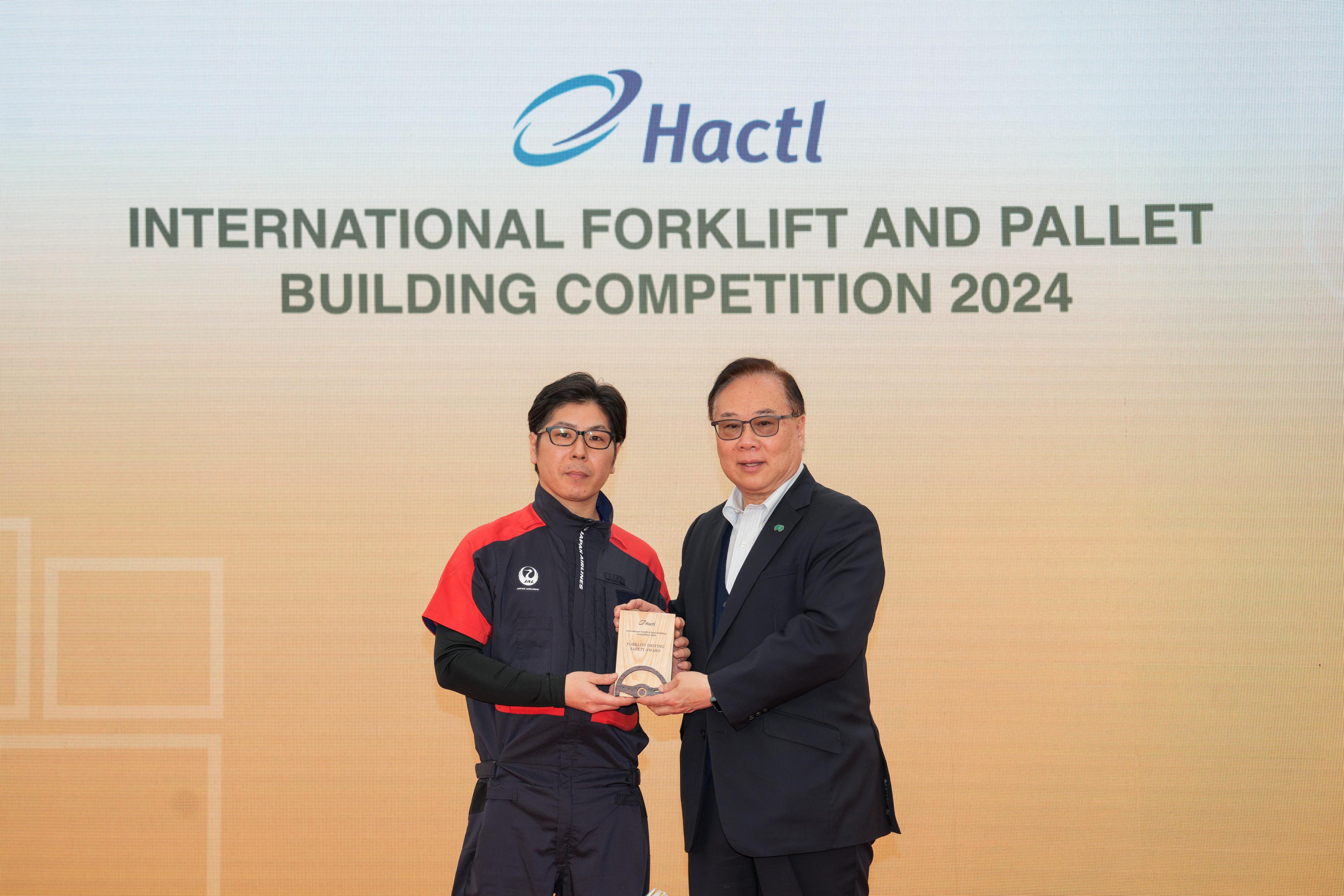 Winner Of The Forklift Driving Safety Award – Japan Airlines