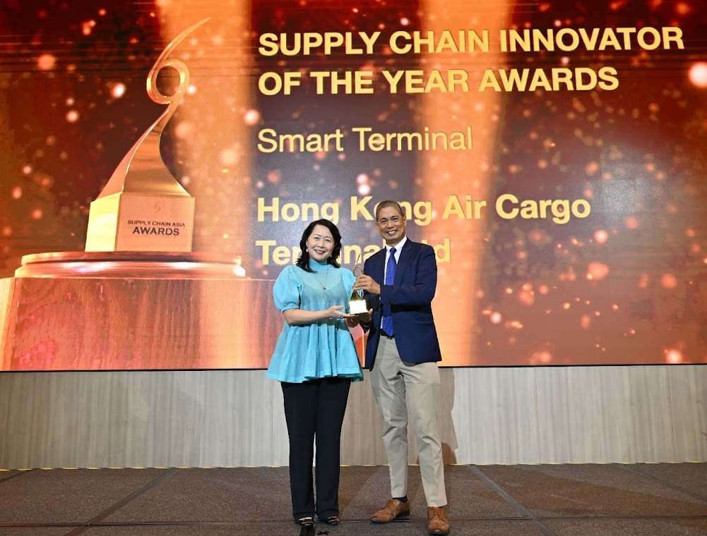 Joanna Received Supply Chain Innovator Of The Year Awards Smart Terminal (Cropped)