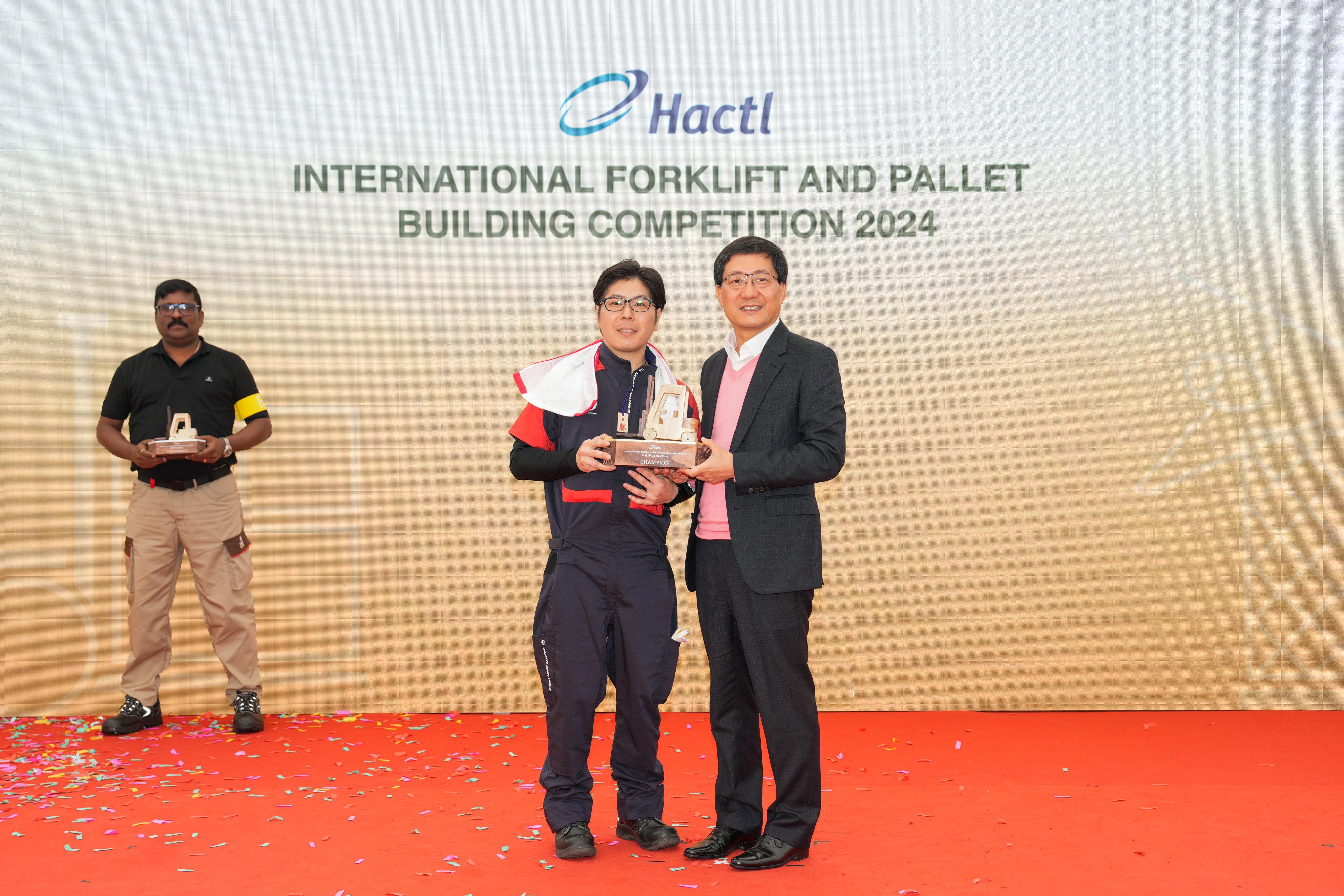 Champion Of The Forklift Competition – Japan Airlines